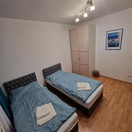 House With 3 Bedrooms And Pool 度假居