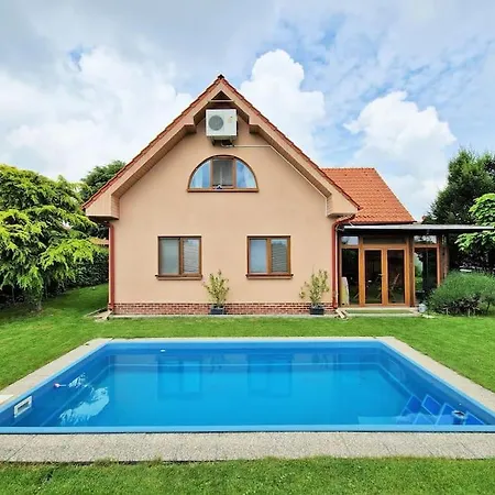 House With 3 Bedrooms And Pool Дом отдыха *