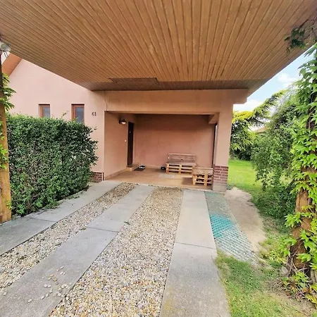 House With 3 Bedrooms And Pool Nyaraló