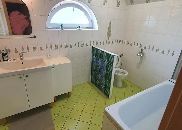 House With 3 Bedrooms And Pool Hébergement de vacances *