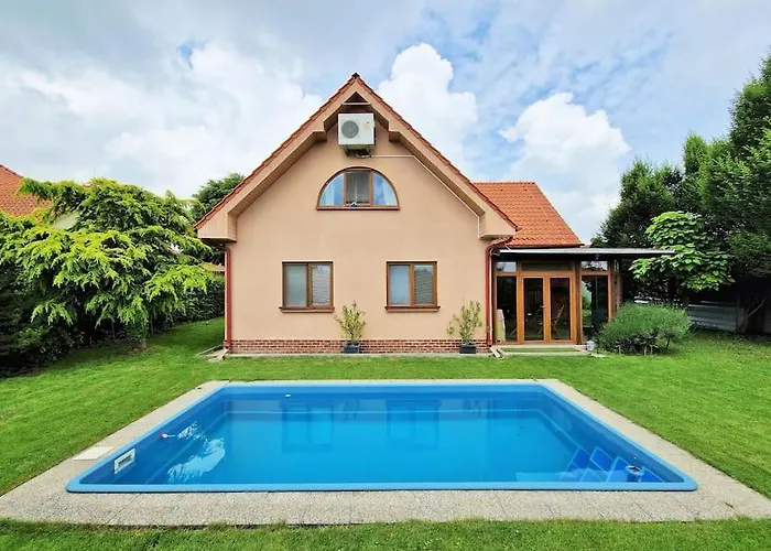 House With 3 Bedrooms And Pool Hébergement de vacances *