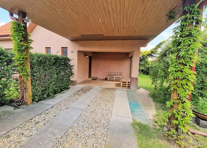 House With 3 Bedrooms And Pool Hébergement de vacances