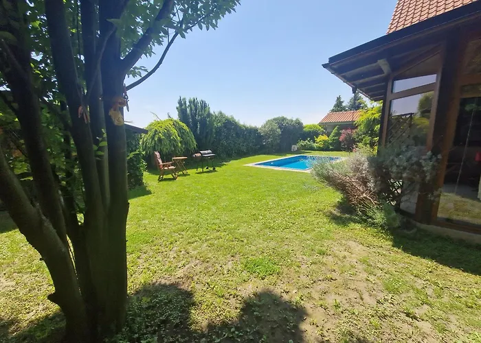 House With 3 Bedrooms And Pool Hébergement de vacances *